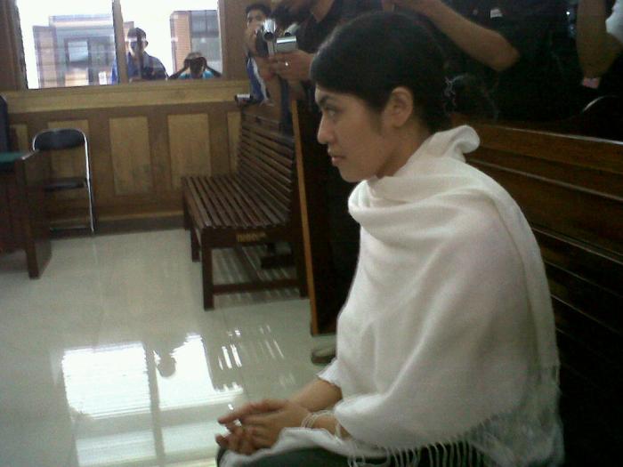 Selly terdakwa kasus penipuan menjalani persidangan di PN Bogor